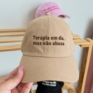Boné Baseball Aba Curva Terapia em Dia Mas Não Abusa | Dad Hat Unissex Frase Divertida | 5 Cores