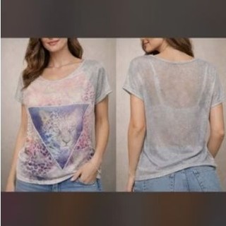 Blusa feminina manga curta com estampa de leão e tecido semi transparente nas costas