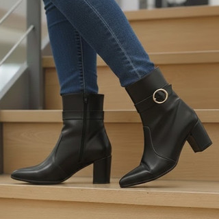 Bota Feminina Bico Fino Cano Curto Salto Grosso Bloco com Fivela Tendência Ref. 20/135