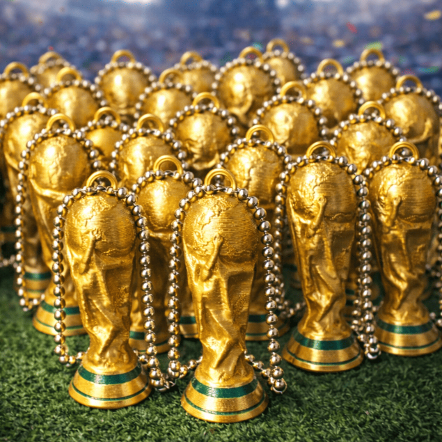 Chaveiro Taça Copa do Mundo 2026 Dourado – Chaveiro Troféu Futebol com Corrente de Bolinha | Lembrancinha Copa | Atacado