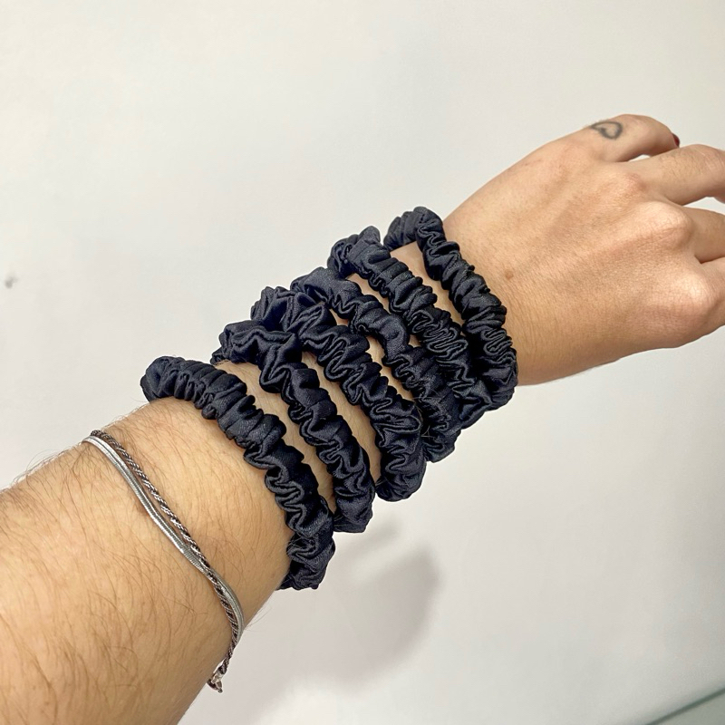 Xuxinhas scrunchie de cetim premium antiquebra e antifrizz finíssimas pretas escolha o kit