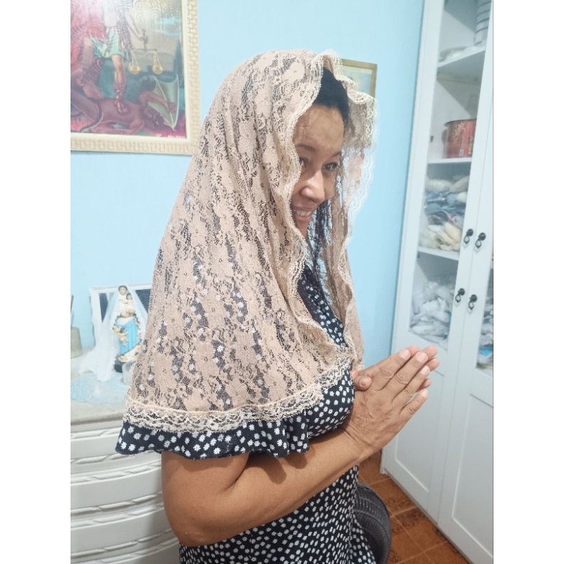 Véu de renda cor bege com presilha e Saquinho Porta véus Santa Gertrudes