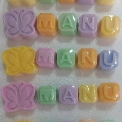 Sabonete artesanal letra (Mini) para lembrancinha maternidade, nascimento, aniversário.