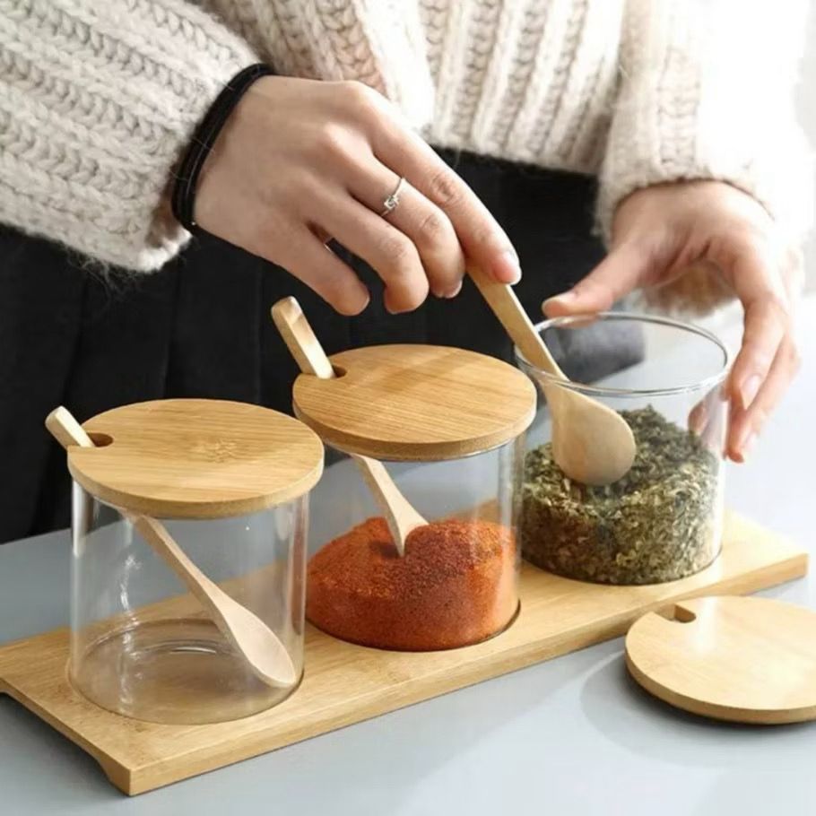 Kit 3 Potes de Vidro com Tampa de Bambu, Colher e Suporte Organizador Porta Temperos Cozinha Prática e Organizada
