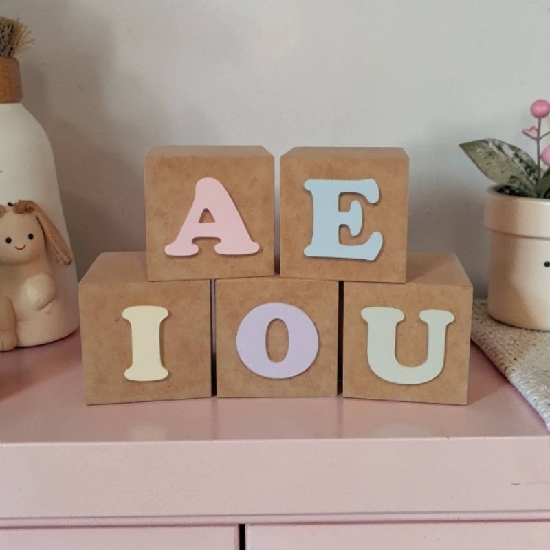 Cubos amadeirados/ mdf cru, letras coloridas decoração infantil mdf