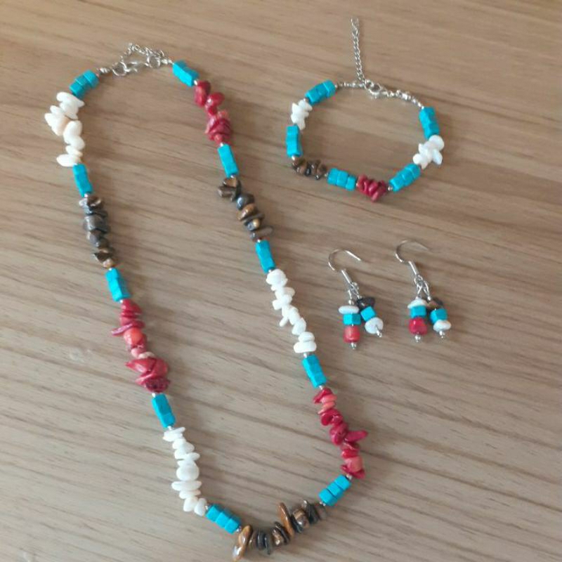 choker com cascalhos de pedras em turquesa,madrepérola,coral e olho de tigre. Conjunto de brincos e pulseira