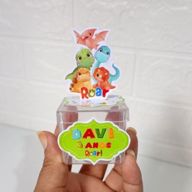 Aplique 3D personalizado para caixinha acrílica 5X5 para lembrancinhas de festa tema Dino baby, leia a descrição.