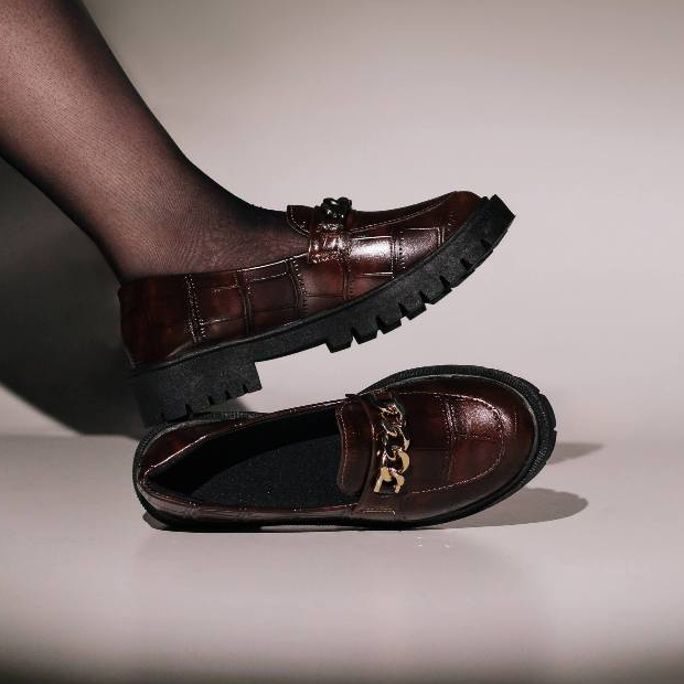 Mocassim Feminino Clássico Confotavél Corrente Bico Redondo Tratorado Salto Baixo