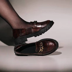 Mocassim Feminino Clássico Confotavél Corrente Bico Redondo Tratorado Salto Baixo