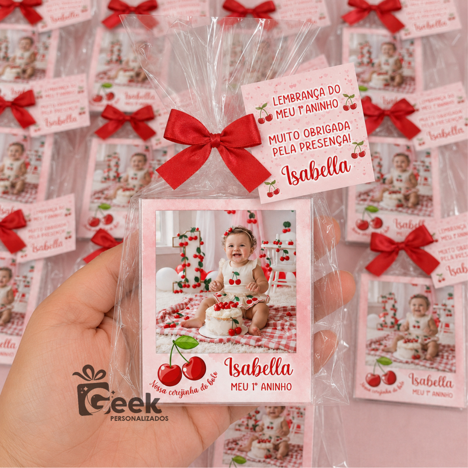 Foto com imã personalizado + Tag + Laço para lembrancinha aniversário com seu tema Infantil