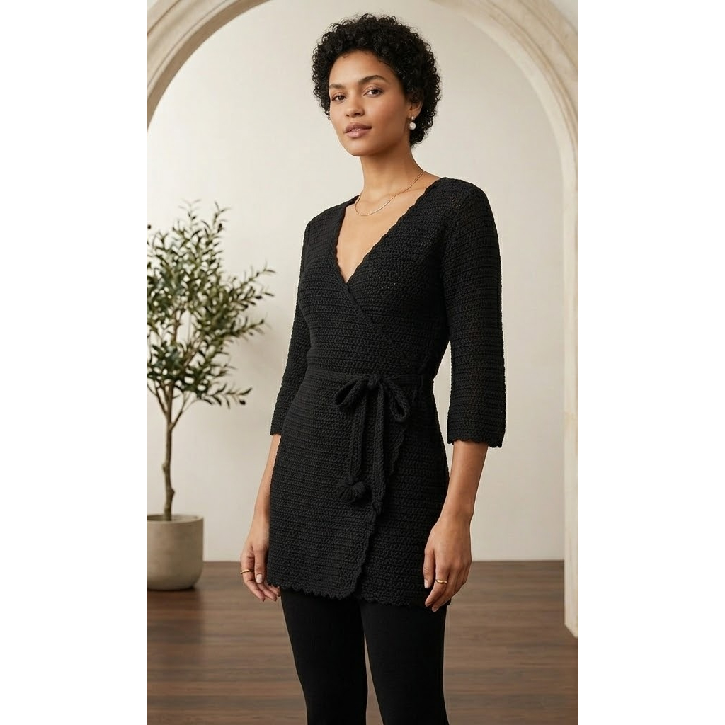 BS 002 - Blusa túnica preta, mangas 3/4, com amarração na cintura, em crochê, trabalho artesanal. Feito à mão.