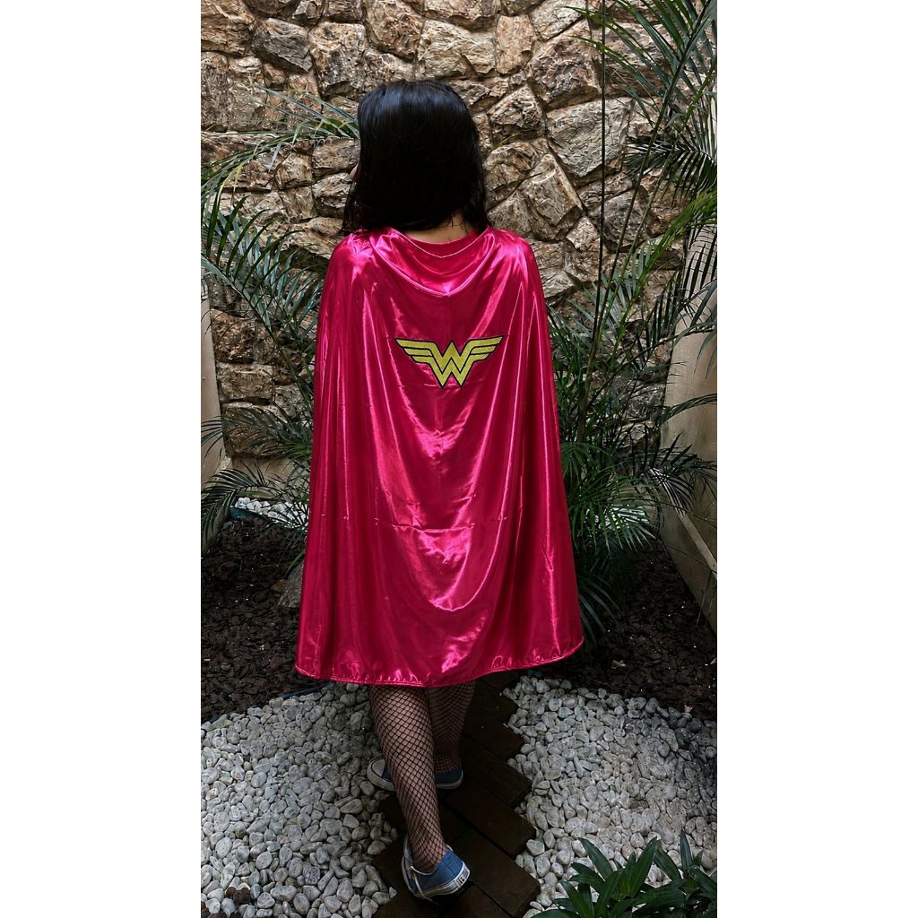 Capa de cetim Mulher Maravilha