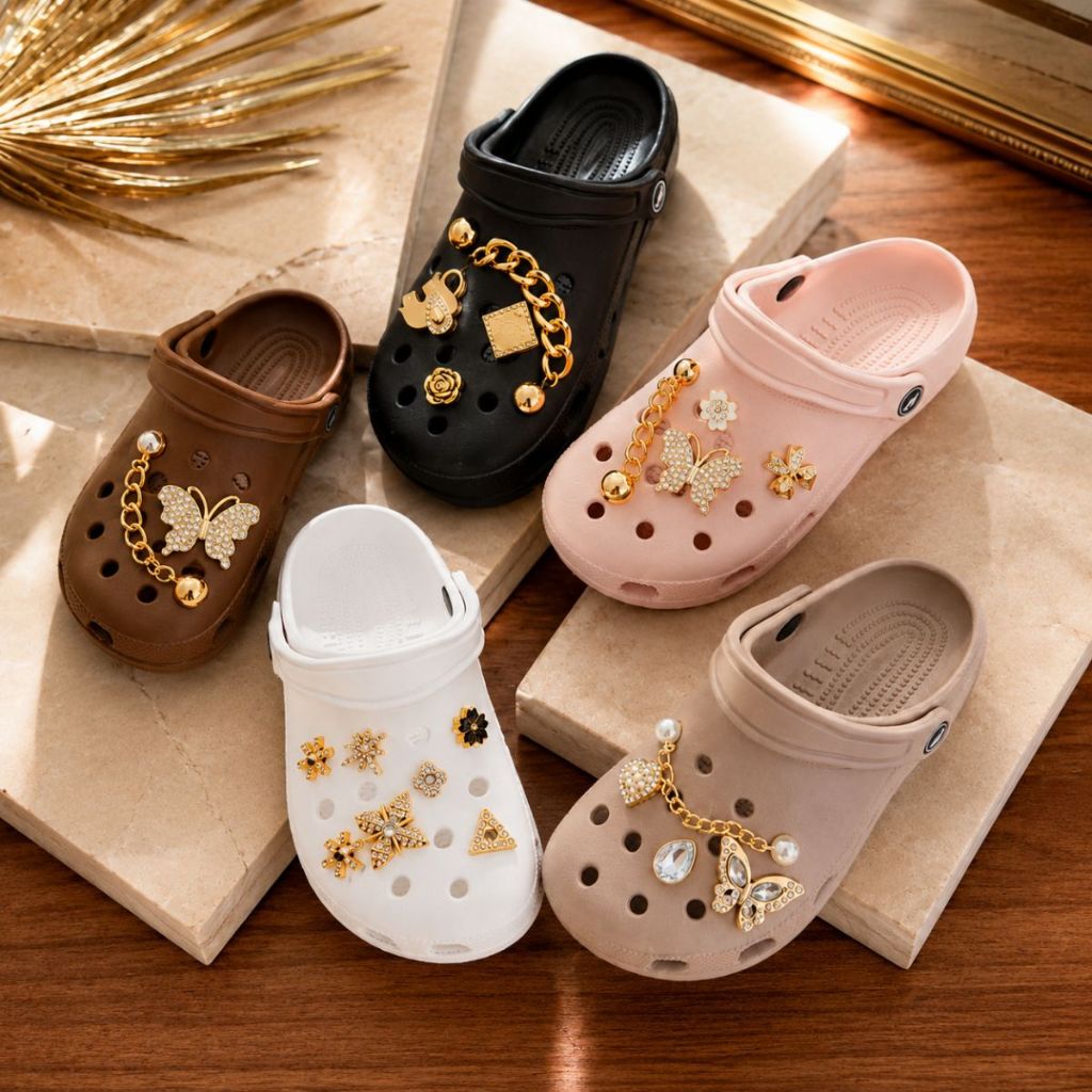Babuche Feminino em EVA com Brindes de Botons de pins variados de acordo com disponibilidade em estoque.