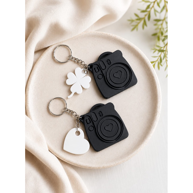 Chaveiro Personalizado em Câmera - Trevo da Sorte e Coração /  Lembrancinha para Eventos e Ocasiões