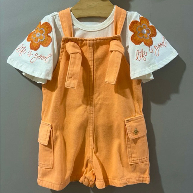 conjunto jardineira laranja com blusa de flor bordado moda infantil menina