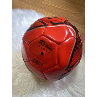 bola risin na cor vermelha com detalhes em preto e cinza. fabricada na china. a bola está um pouco murcha (desapego)