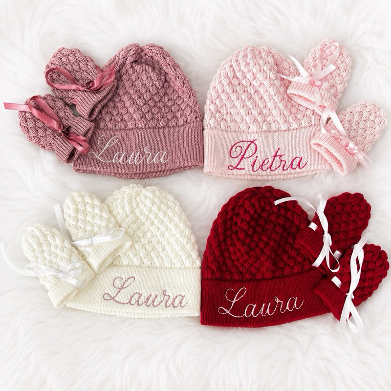 kit Touca e luvinha de Tricot Personalizada para Bebê com Nome Bordado – Delicada e Atemporal