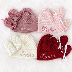 kit Touca e luvinha de Tricot Personalizada para Bebê com Nome Bordado – Delicada e Atemporal