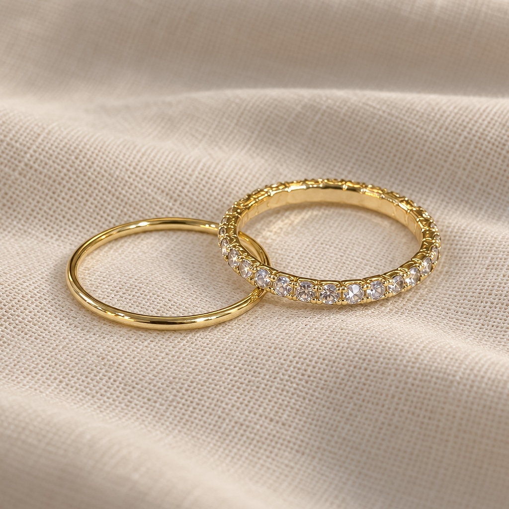 Kit com Dois Anéis Femininos Aliança Lisa Fina e Anel Aparador Cravejado Banhado a Ouro 18k