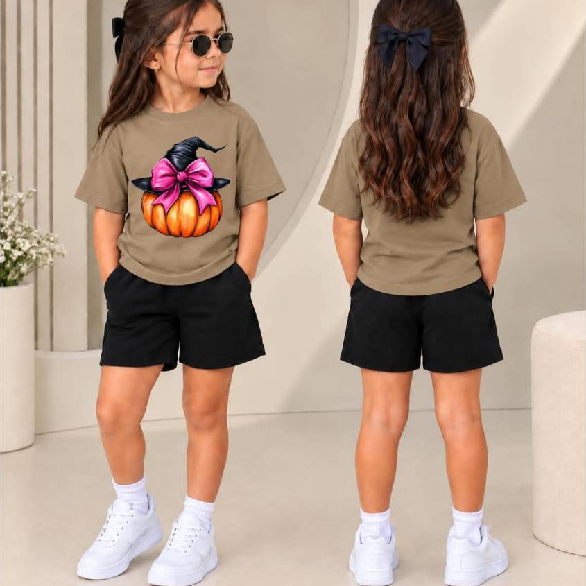 Mini Fashionista em Ação Conjunto Infantil Feminino com Camiseta Básica Estampa De Abobora e Laço e Short de Moletom