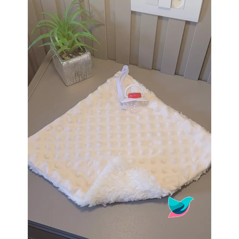 Naninha Infantil Bubbe Soft Pipoquinha Cor Marfim Bege Naninha com Forro de Sherpa Artesanal com Prendedor Chupeta