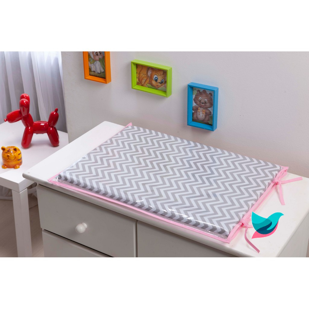 Trocador para comoda de Bebê Chevron cinza Com Acabamento Rosa Bebê Trocador bebe Chevron cinza branco Viés Rosa