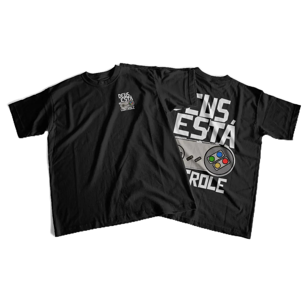 Camiseta Estampada Deus Esta No Controle Exclusiva Unissex Adulto e Infantil e Plus Size