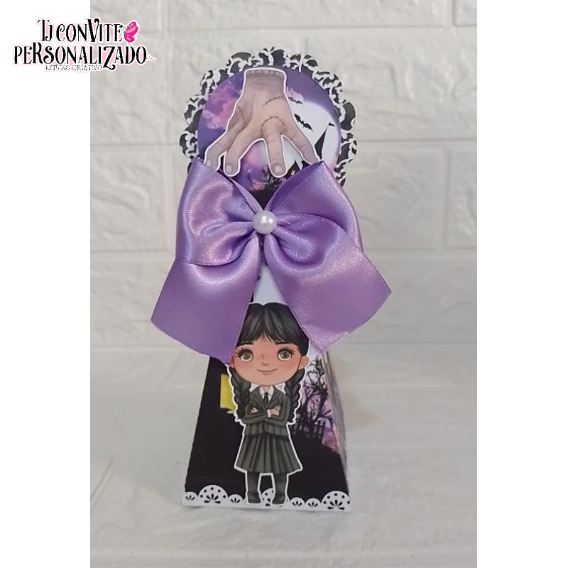 CAIXA PIRÂMIDE WANDINHA  / LEMBRANCINHA DE ANIVERSARIO INFANTIL CAIXINHAS PERSONALIZADAS
