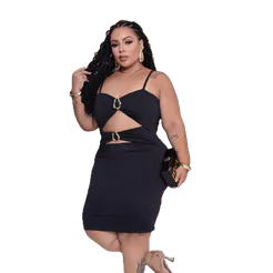 Vestido femenino Plus Size Decotado Sensual com Recorte Vazado e Fivela Dourada Festa