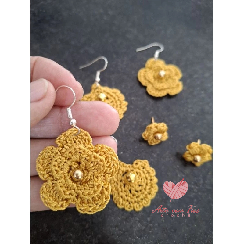 Kit Encanto Dourado – 3 Brincos Artesanais em Crochê (Flor + Gota)