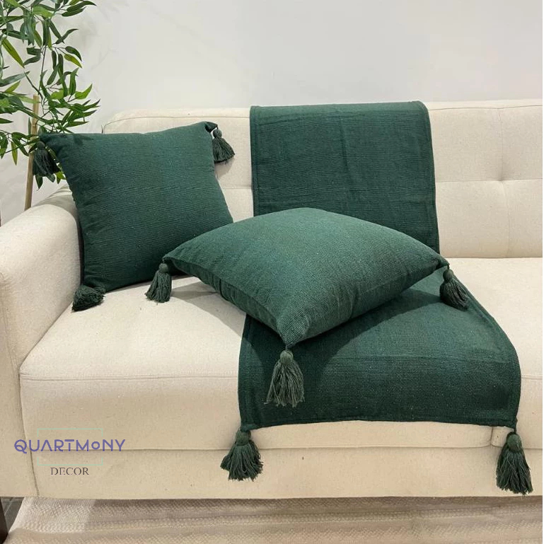 Kit Pompom Peseira Completo Verde Musgo Para Cama Sofá ( 2 Capas Almofada + 1 Peseira ) Decorativa