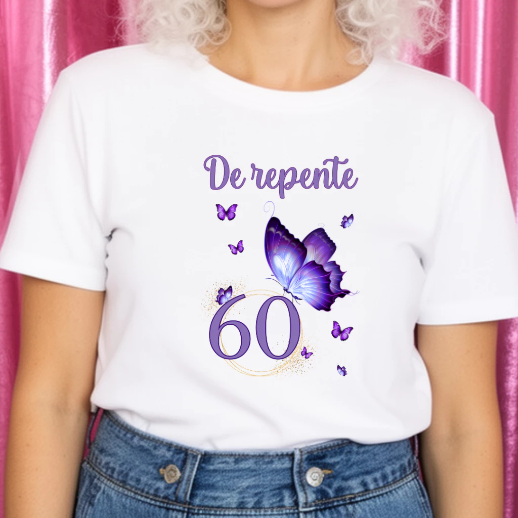 Camiseta Adulto DE REPENTE 60 - Borboleta Roxa Violeta Aniversário 60 anos Butterfly ZLprint