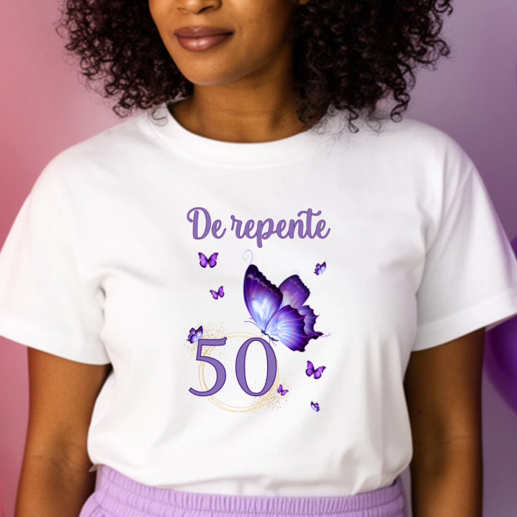 Camiseta Adulto DE REPENTE 50 - Borboleta Roxa Violeta Aniversário 50 anos Butterfly ZLprint