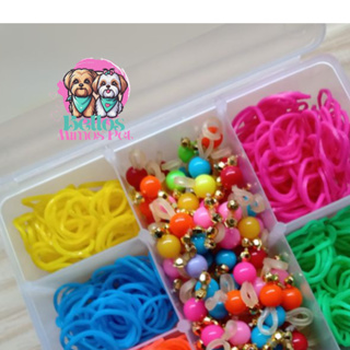CAIXA P COM 400 ELÁSTICOS  E 100 PÉROLAS COLOR JOIA PET LACINHOS PENTEADOS  LAÇOS PET BANHO A TOSA E PET SHOP. em Oferta na Shopee