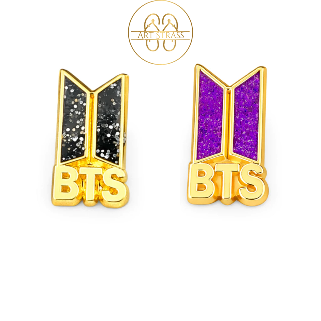 Par de Pingentes Bts Kpop para Chinelo de Metal Resistente em Banho Dourado