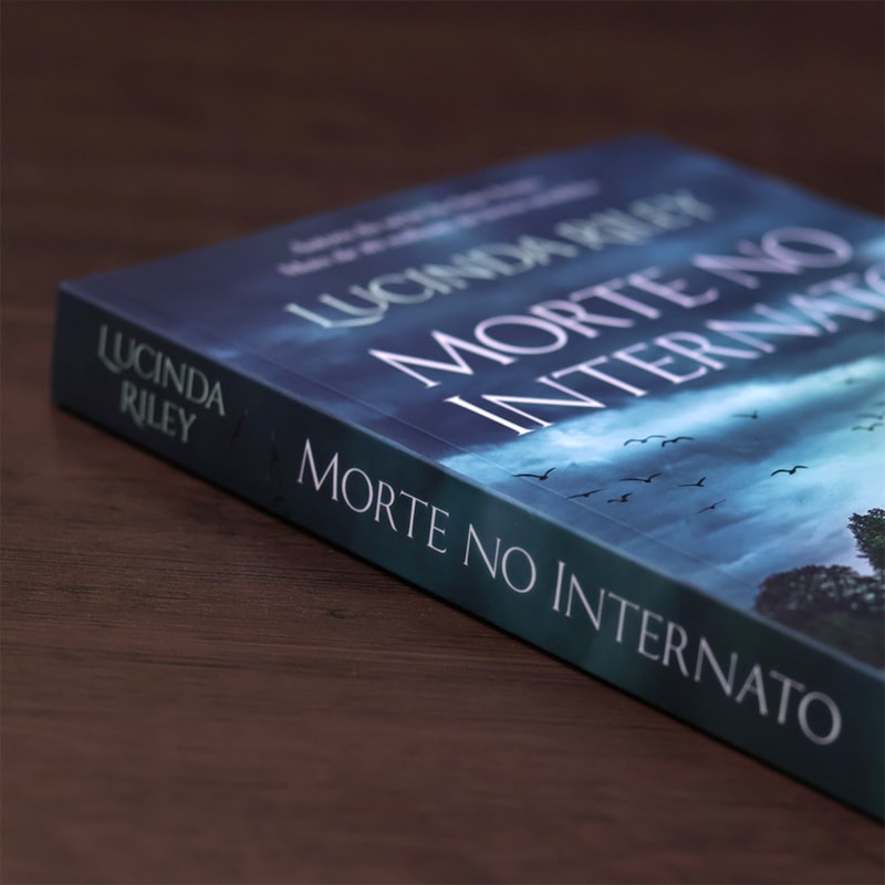Detalhes do Livro Morte no Internato | Lucinda Riley