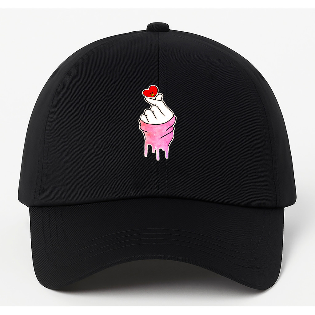 Boné Baseball Mão com Coração Rosa  BTS Look do Dia Moda Urbana