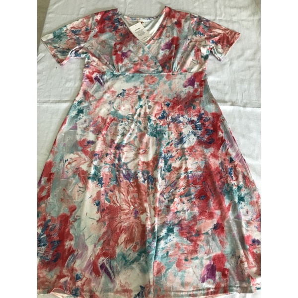 Vestido adulto feminino Modelo manga curta, decote transpassado em "V" Tecido confortável Estampado Tamanho GG Marca Yarita Composição: 96% Poliéster e 4% Elastano