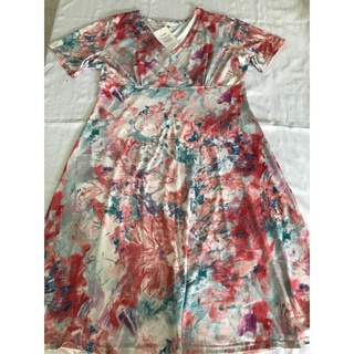 Vestido adulto feminino Modelo manga curta, decote transpassado em "V" Tecido confortável Estampado Tamanho GG Marca Yarita Composição: 96% Poliéster e 4% Elastano