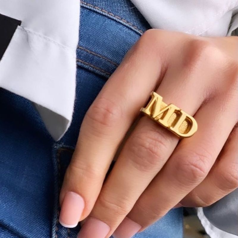 Anel Inicial Dedeira quadrado dourado personalizado regulável