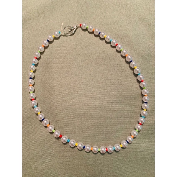 colares de pérolas com miçangas coloridas