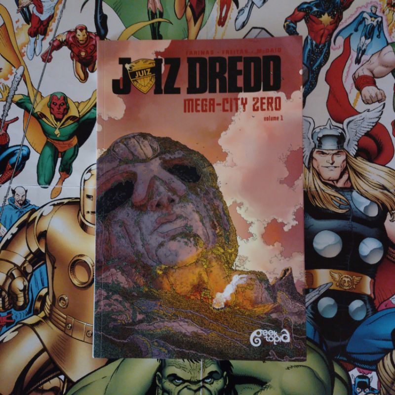 HQ - Juiz Dredd - Mega City-Zero Volume 1 + PÔSTER - QUADRINHOS - GEEKTOPIA