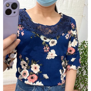 Blusa feminino manga flare 3/4 abertura lateral no ombro com renda promoção2125