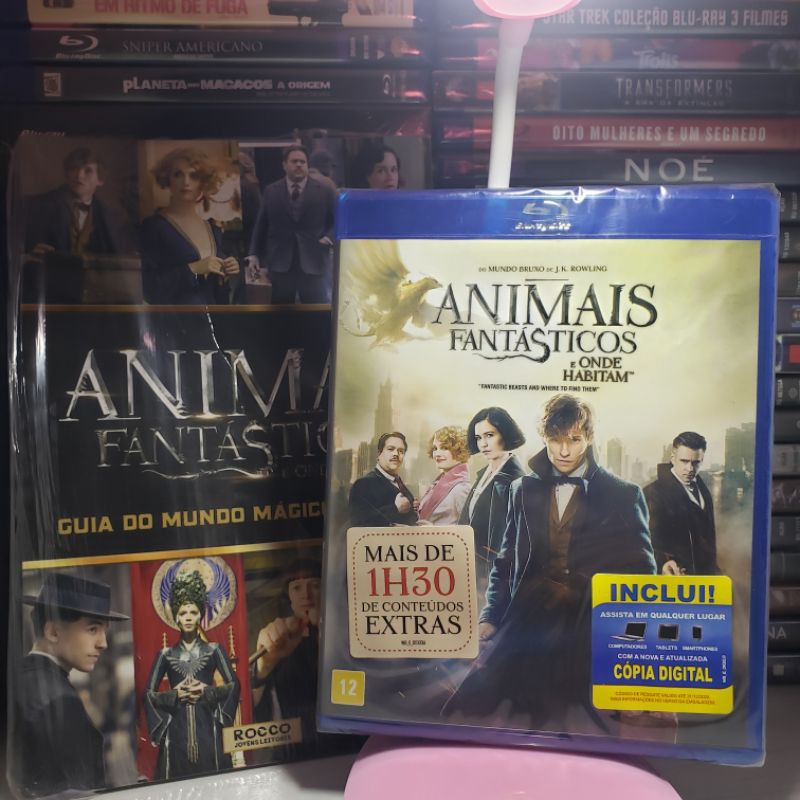 Bluray Filme Animais Fantásticos + Guia do mundo Mágico (Lacrado)(LEIA A DESCRIÇÃO) Fantasia, Aventura  ireção: David Yates Elenco: Eddie Redmayne, Katherine Waterston, Dan Fogler JOHNNY DEPP