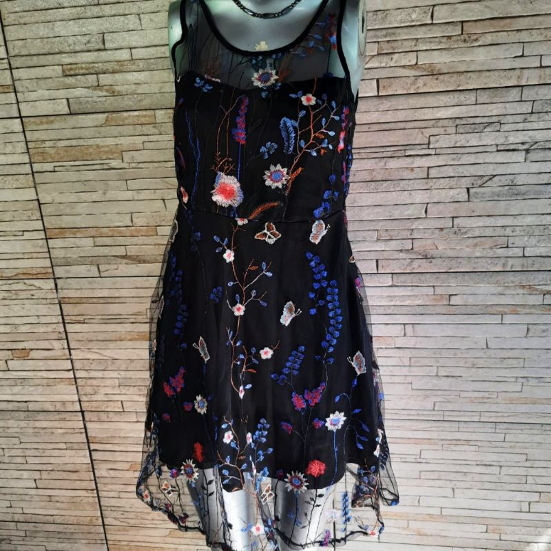 Vestido em tule bordado estampa floral com forro | Preto