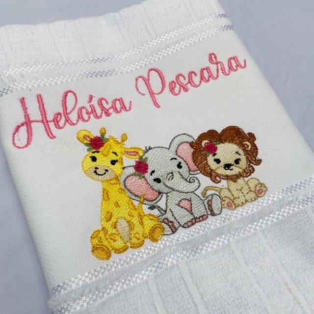 Toalha Bordada Personalizada Safari Menina Girafa Elefatinha e Leoa com Nome