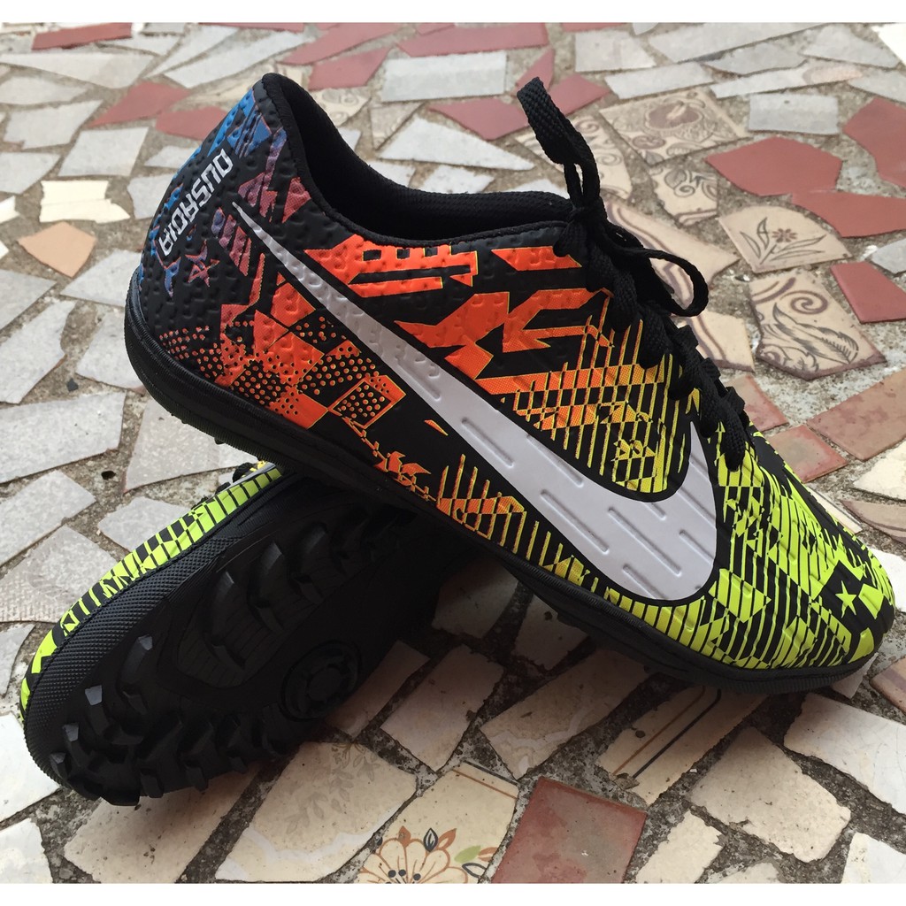 chuteira society escorrega na quadra