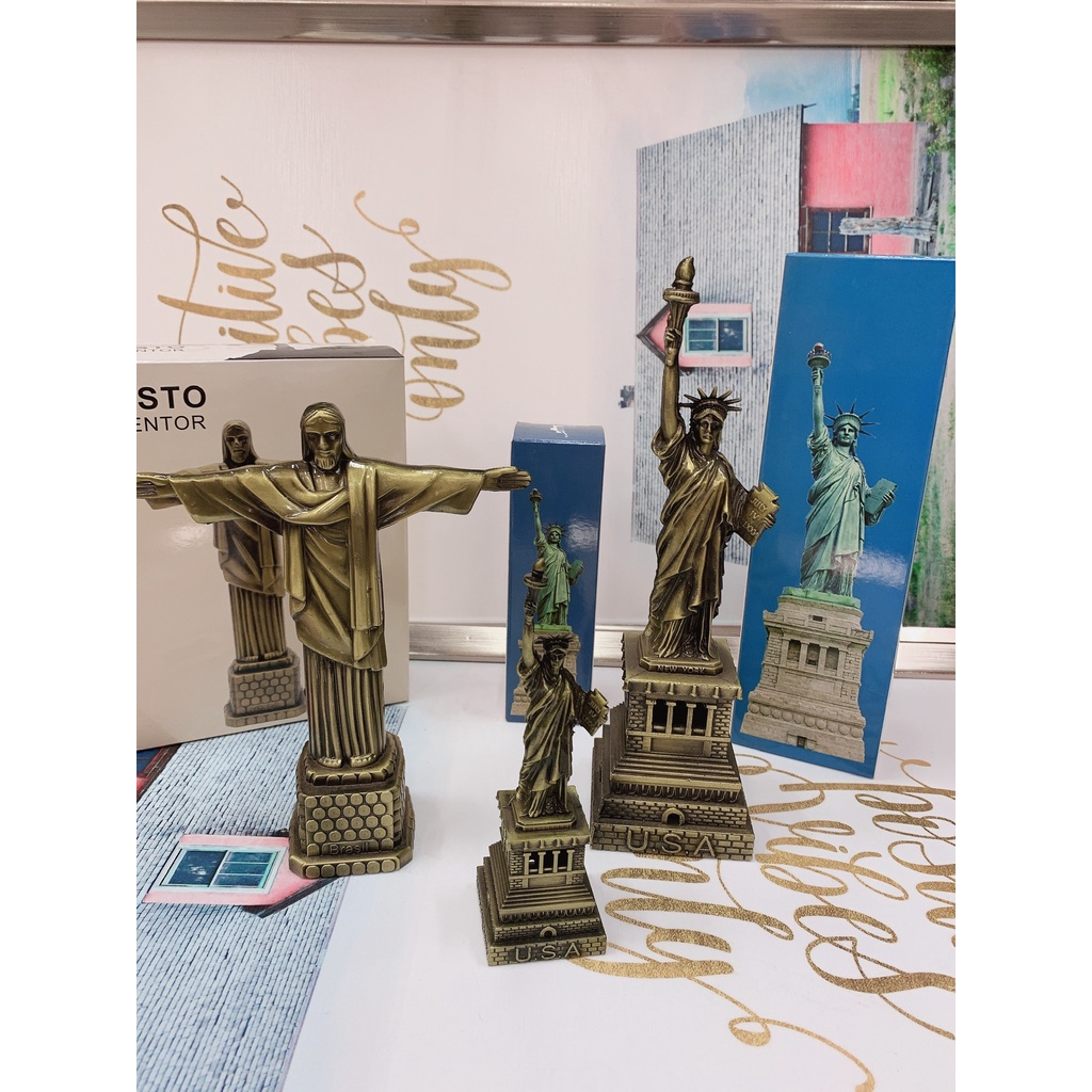 Enfeites decorativos do Cristo redentor e estátua da liberdade