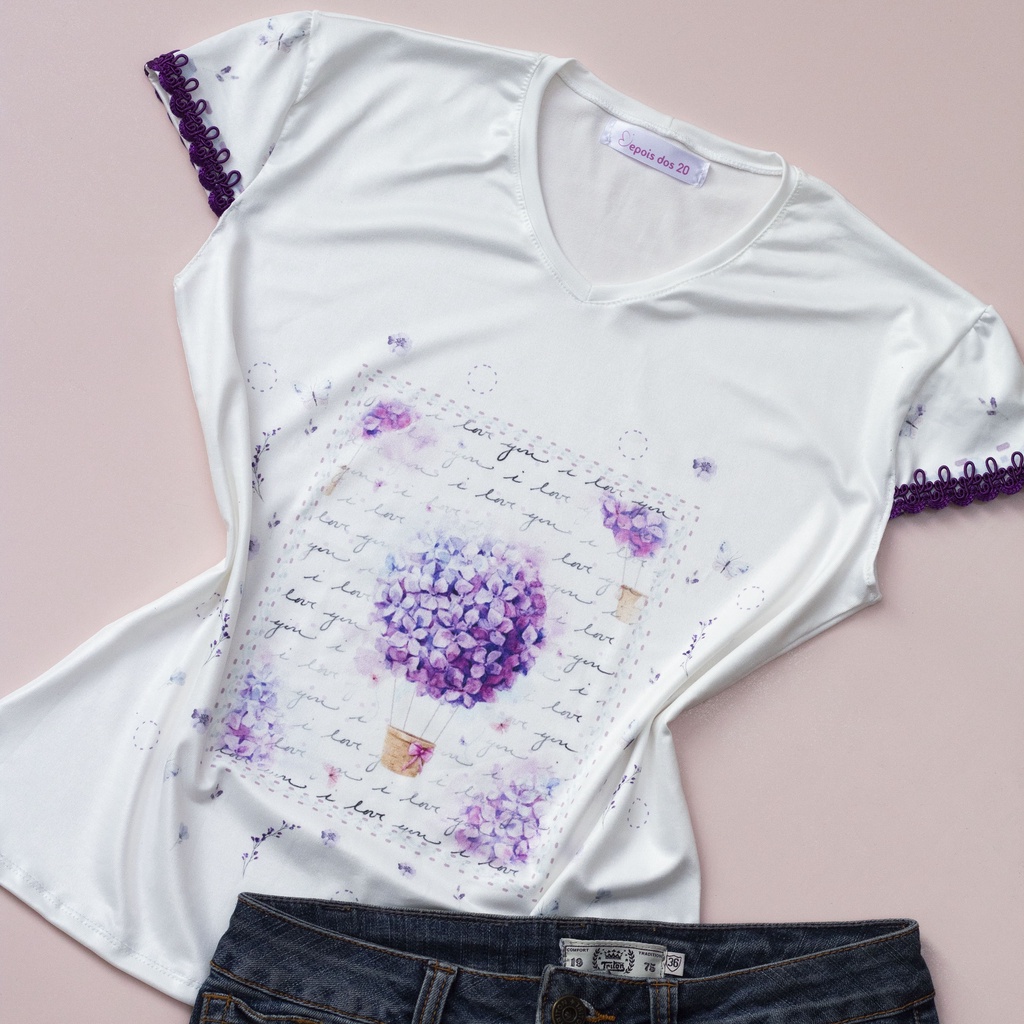 Blusa Feminina Balão de Flores Roxas C/ Frases Poliéster C/ Elastano Manga C/ Passamanaria Roxa