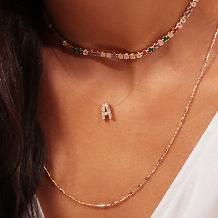 Colar Letra Strass CHOKER Folheado Inicial Cravejada no Fio de Nylon Semi Joia Banhada Folheado a Dourado e Prata